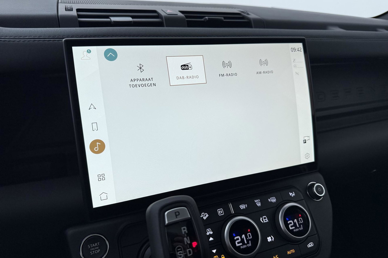 Land Rover Defender 110 P300e X-Dynamic SE | FACELIFT | Luchtvering | ClearSight | Black Pack | Panoramadak | Trekhaak | 360° Camera | Koelbox | ACC