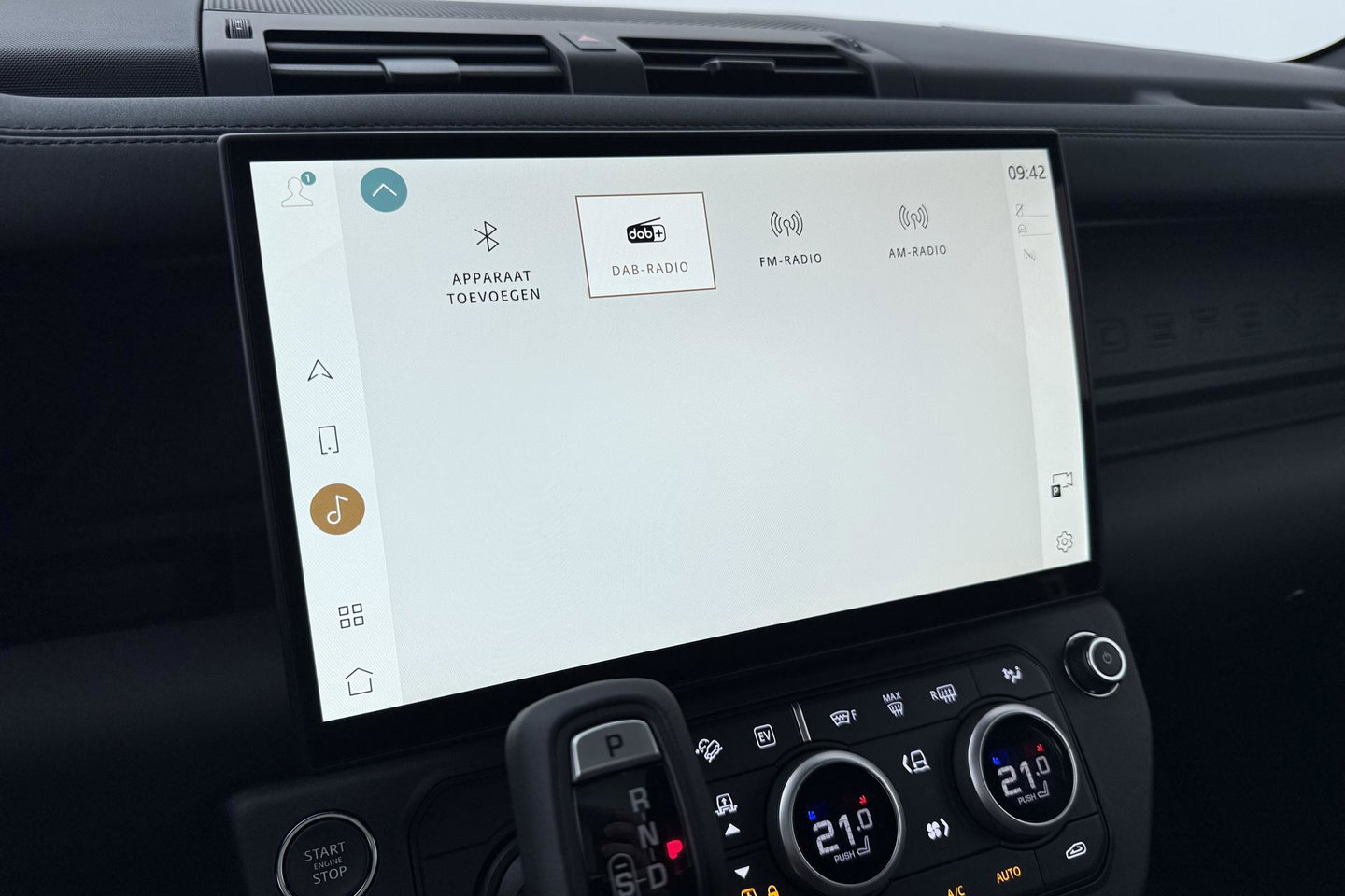 Land Rover Defender 110 P300e X-Dynamic SE | FACELIFT | Luchtvering | ClearSight | Black Pack | Panoramadak | Trekhaak | 360° Camera | Koelbox | ACC