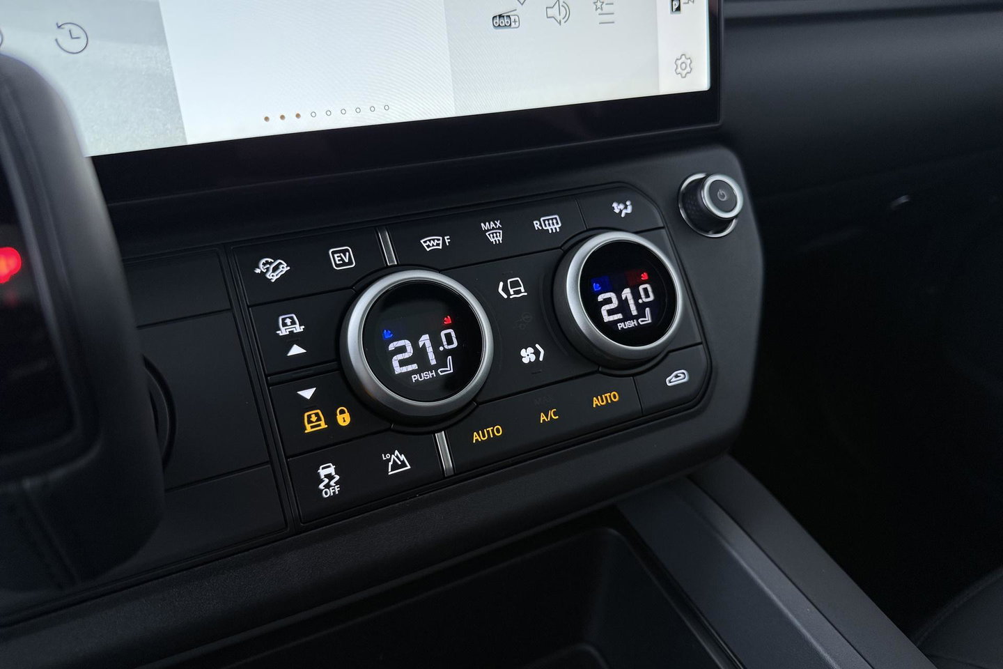 Land Rover Defender 110 P300e X-Dynamic SE | FACELIFT | Luchtvering | ClearSight | Black Pack | Panoramadak | Trekhaak | 360° Camera | Koelbox | ACC