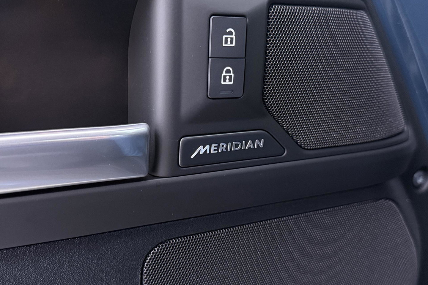 Land Rover Defender 110 P300e X-Dynamic SE | FACELIFT | Luchtvering | ClearSight | Black Pack | Panoramadak | Trekhaak | 360° Camera | Koelbox | ACC