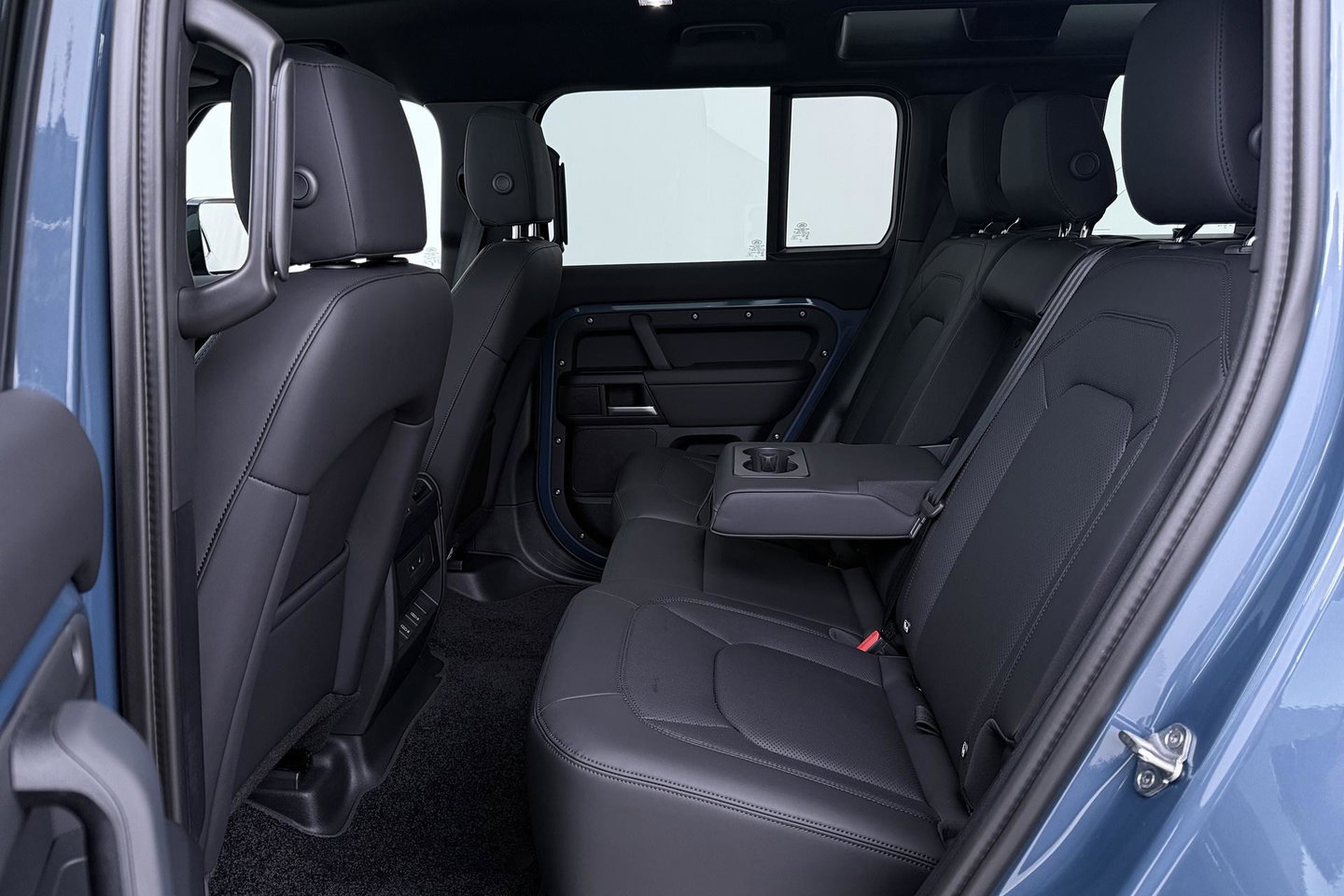 Land Rover Defender 110 P300e X-Dynamic SE | FACELIFT | Luchtvering | ClearSight | Black Pack | Panoramadak | Trekhaak | 360° Camera | Koelbox | ACC