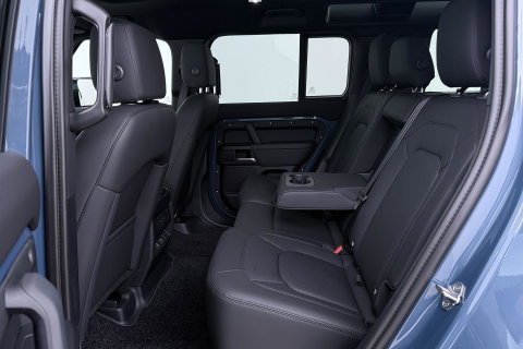 Land Rover Defender 110 P300e X-Dynamic SE | FACELIFT | Luchtvering | ClearSight | Black Pack | Panoramadak | Trekhaak | 360° Camera | Koelbox | ACC
