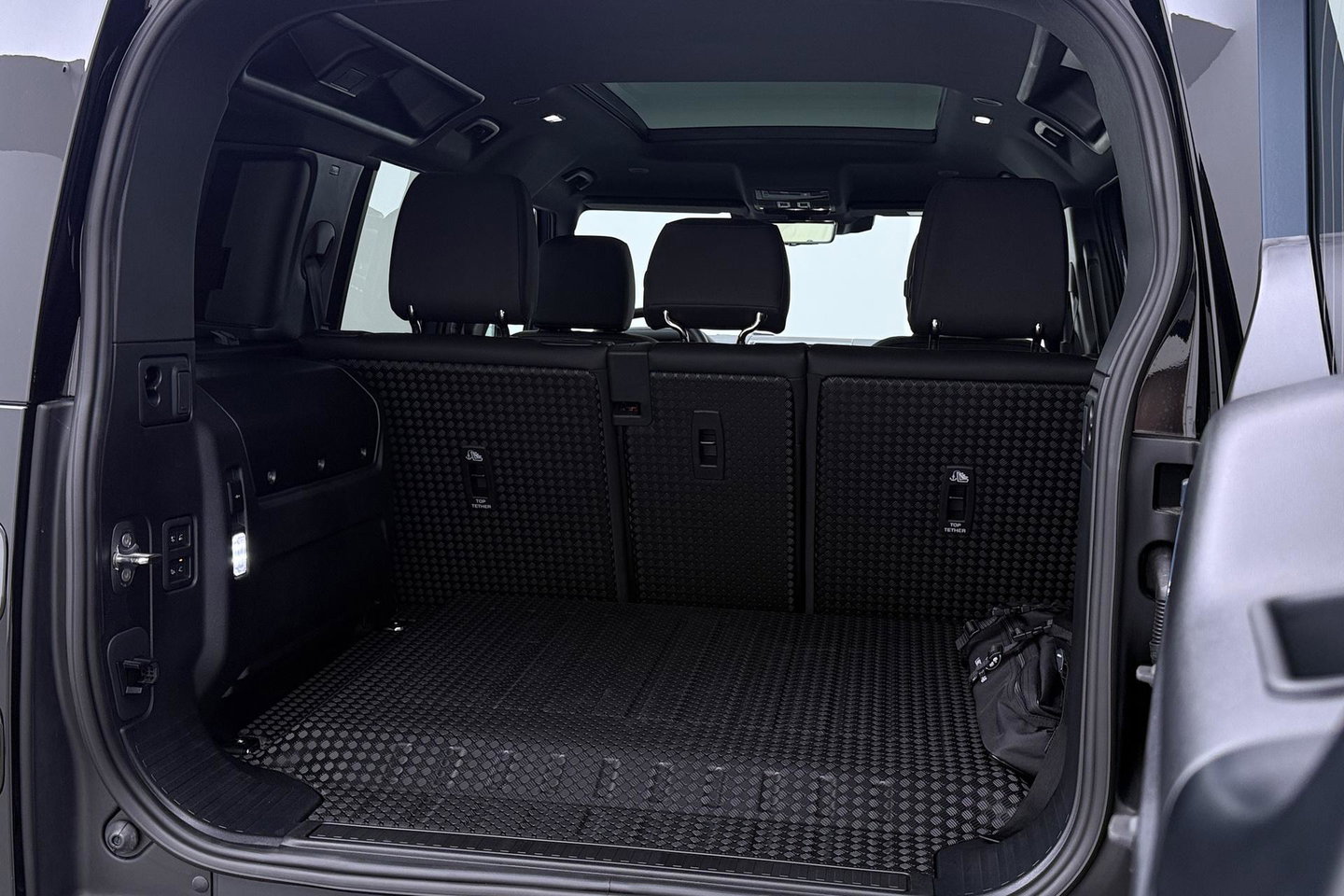 Land Rover Defender 110 P300e X-Dynamic SE | FACELIFT | Luchtvering | ClearSight | Black Pack | Panoramadak | Trekhaak | 360° Camera | Koelbox | ACC