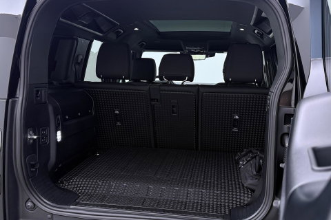 Land Rover Defender 110 P300e X-Dynamic SE | FACELIFT | Luchtvering | ClearSight | Black Pack | Panoramadak | Trekhaak | 360° Camera | Koelbox | ACC