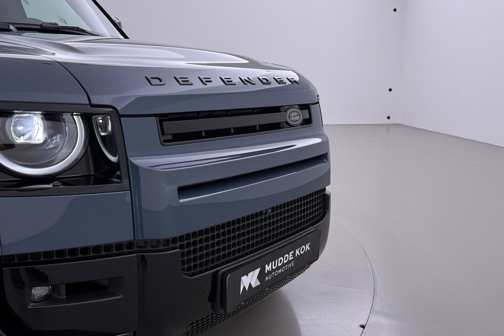 Land Rover Defender 110 P300e X-Dynamic SE | FACELIFT | Luchtvering | ClearSight | Black Pack | Panoramadak | Trekhaak | 360° Camera | Koelbox | ACC
