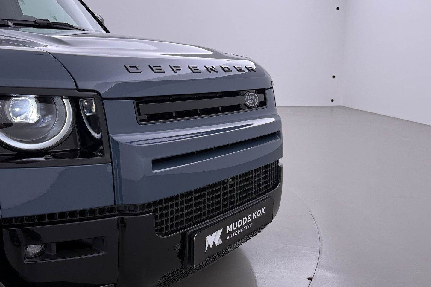 Land Rover Defender 110 P300e X-Dynamic SE | FACELIFT | Luchtvering | ClearSight | Black Pack | Panoramadak | Trekhaak | 360° Camera | Koelbox | ACC