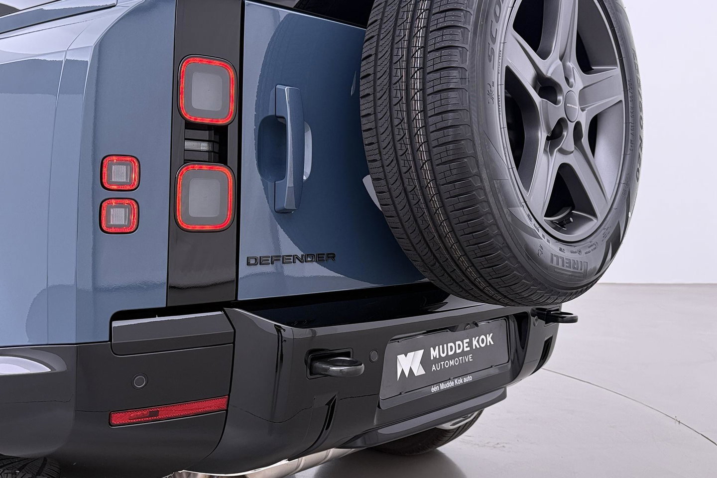 Land Rover Defender 110 P300e X-Dynamic SE | FACELIFT | Luchtvering | ClearSight | Black Pack | Panoramadak | Trekhaak | 360° Camera | Koelbox | ACC