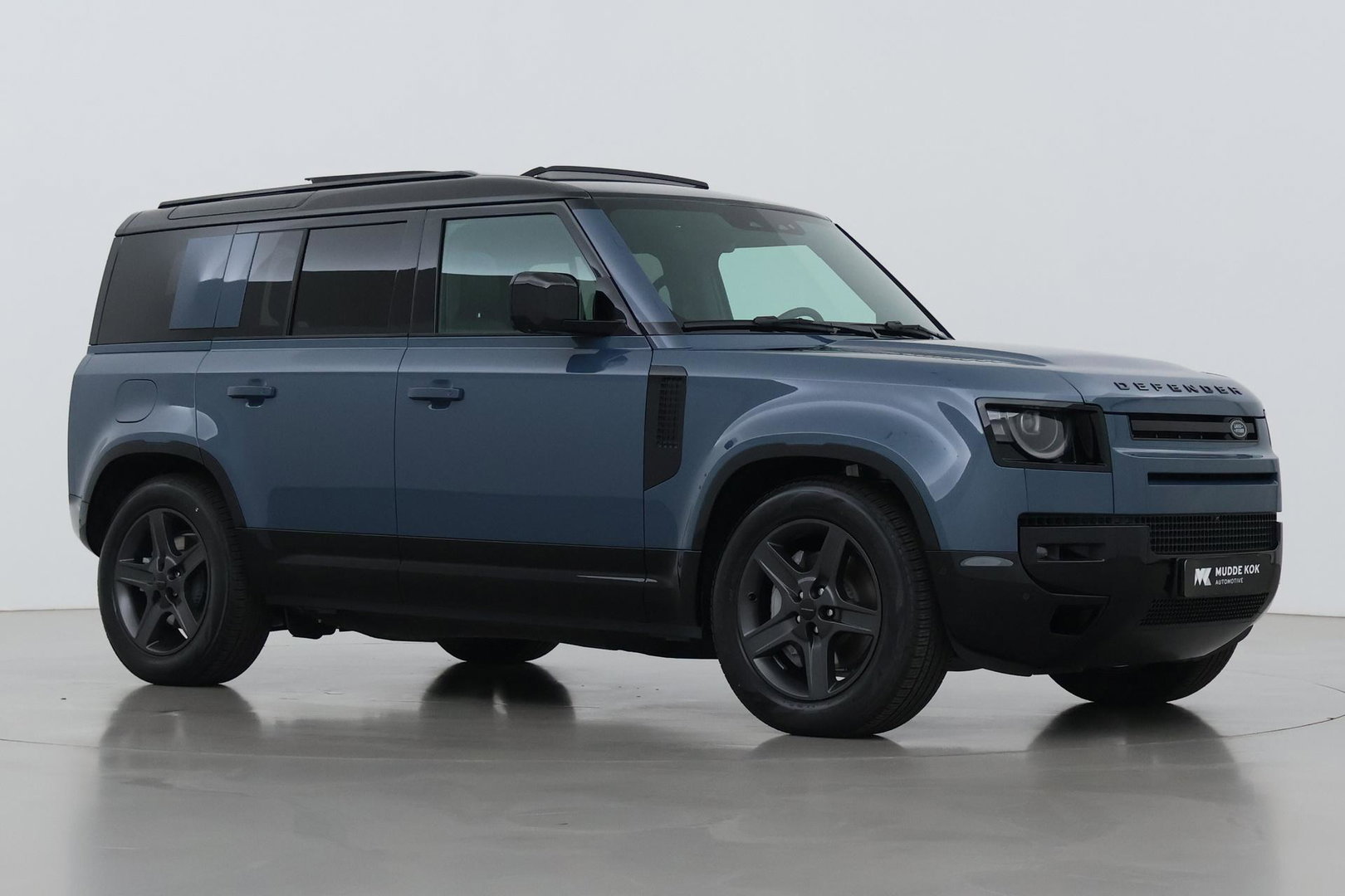 Land Rover Defender 110 P300e X-Dynamic SE | FACELIFT | Luchtvering | ClearSight | Black Pack | Panoramadak | Trekhaak | 360° Camera | Koelbox | ACC