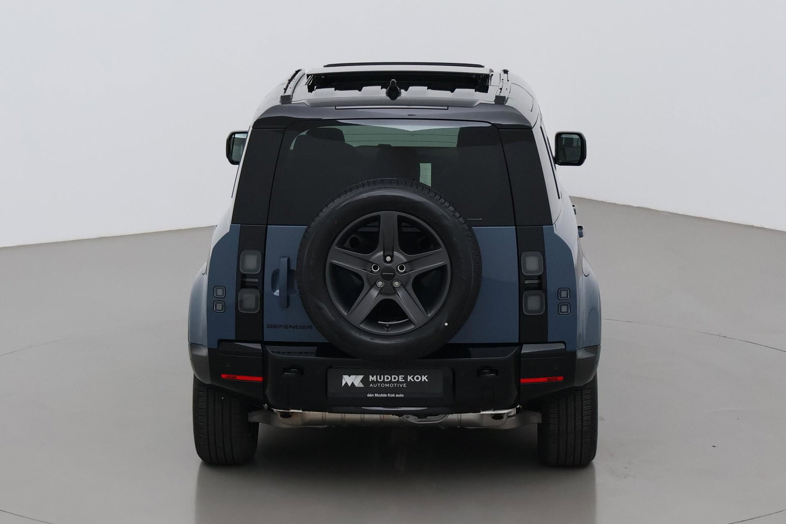 Land Rover Defender 110 P300e X-Dynamic SE | FACELIFT | Luchtvering | ClearSight | Black Pack | Panoramadak | Trekhaak | 360° Camera | Koelbox | ACC
