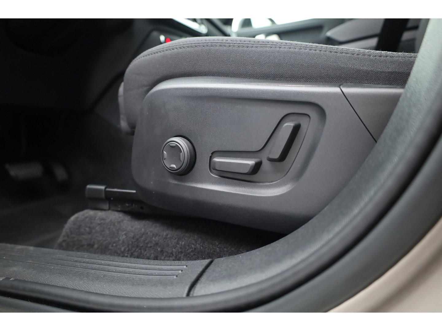 Volvo XC40 Recharge Twin 408PK Ultimate | Pano-dak | Trekhaak | 360 camera |Stoel + stuurverw. | Warmtepomp |