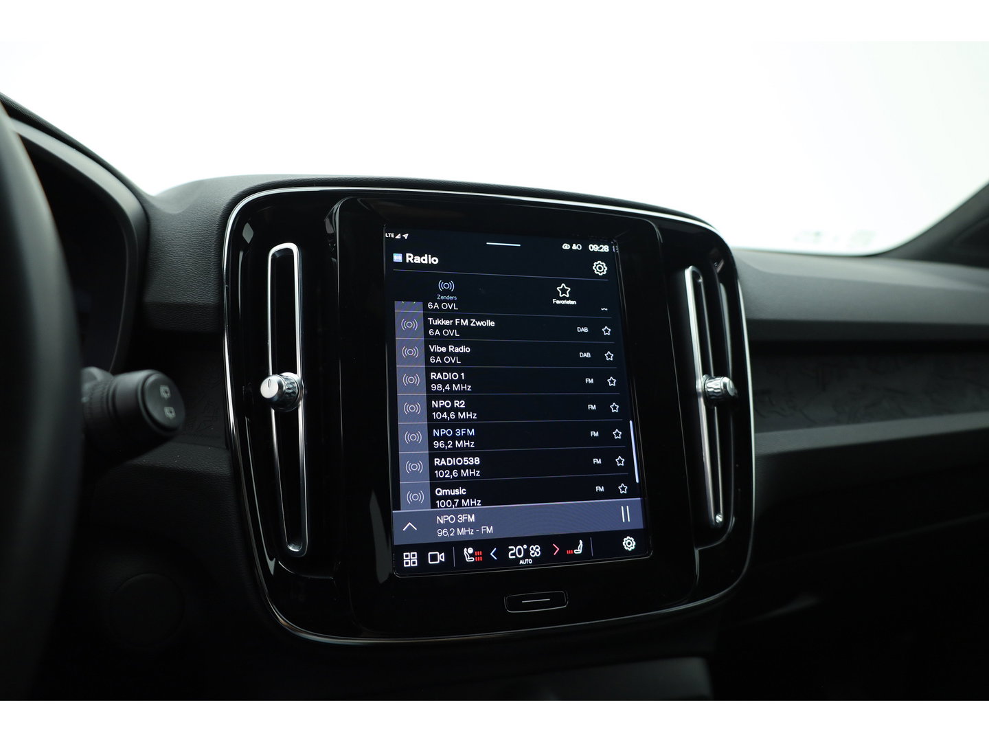 Volvo XC40 Recharge Twin 408PK Ultimate | Pano-dak | Trekhaak | 360 camera |Stoel + stuurverw. | Warmtepomp |