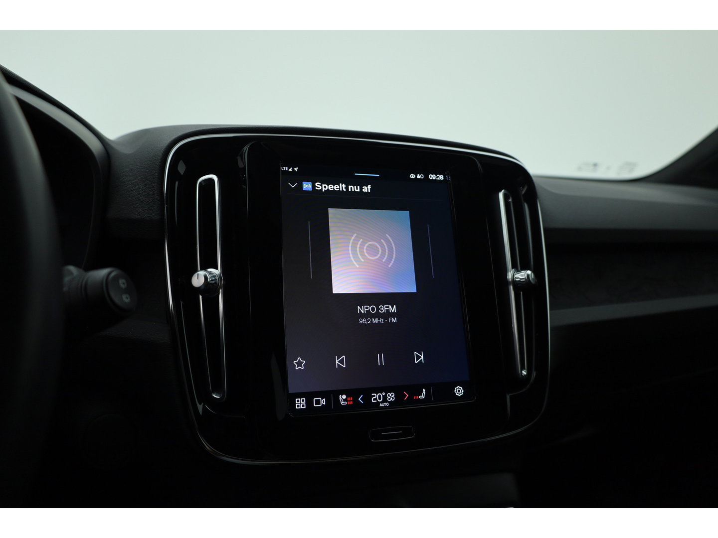 Volvo XC40 Recharge Twin 408PK Ultimate | Pano-dak | Trekhaak | 360 camera |Stoel + stuurverw. | Warmtepomp |