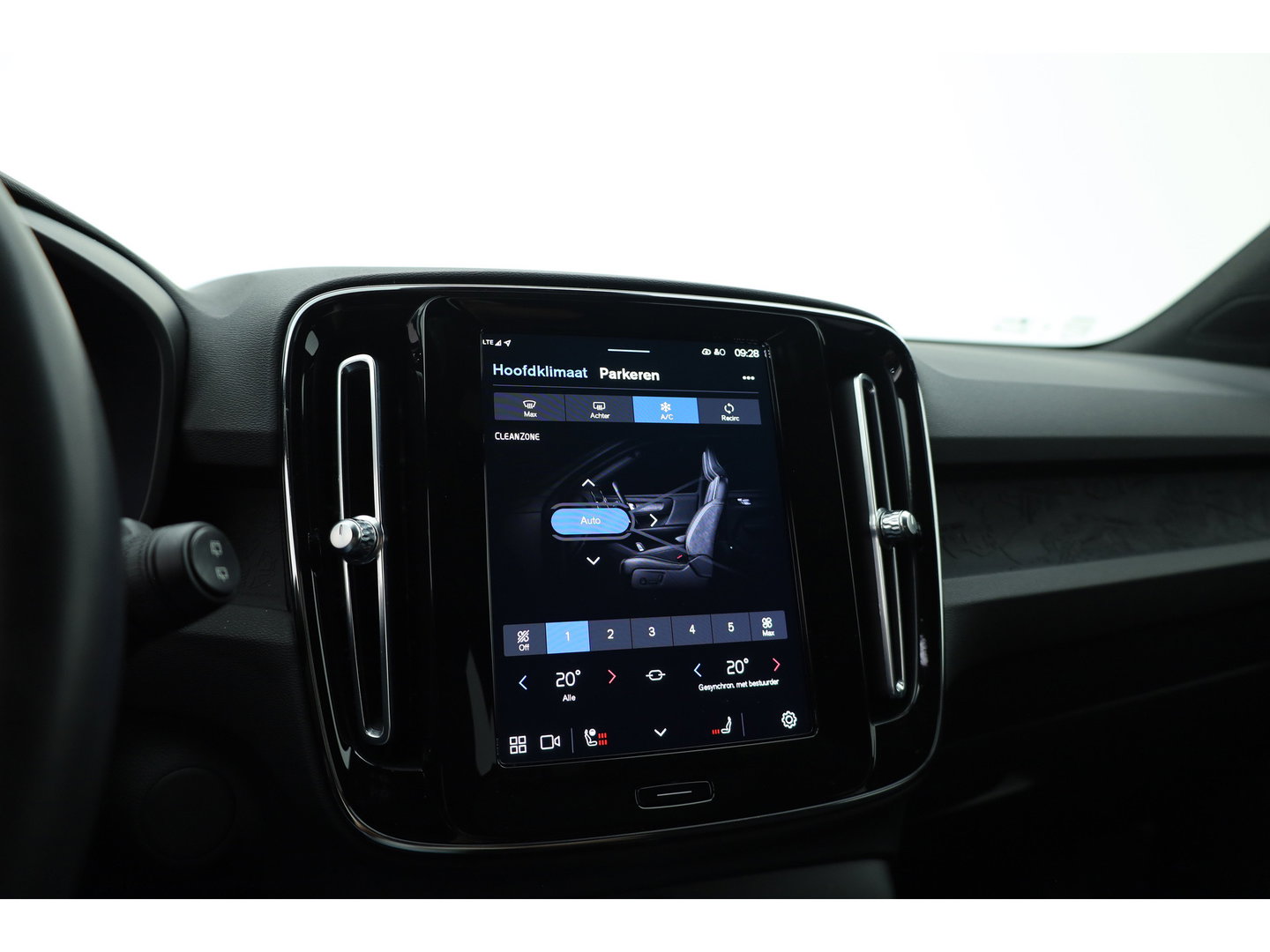 Volvo XC40 Recharge Twin 408PK Ultimate | Pano-dak | Trekhaak | 360 camera |Stoel + stuurverw. | Warmtepomp |
