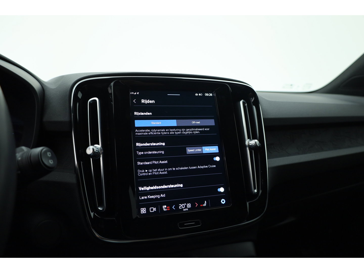 Volvo XC40 Recharge Twin 408PK Ultimate | Pano-dak | Trekhaak | 360 camera |Stoel + stuurverw. | Warmtepomp |