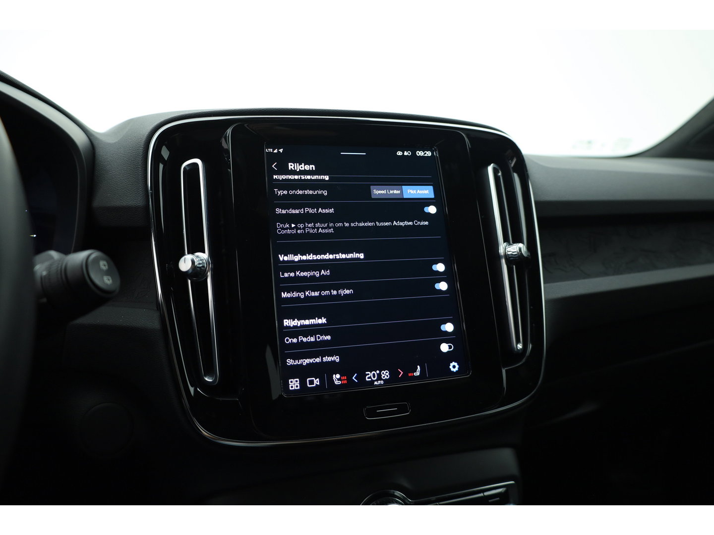 Volvo XC40 Recharge Twin 408PK Ultimate | Pano-dak | Trekhaak | 360 camera |Stoel + stuurverw. | Warmtepomp |