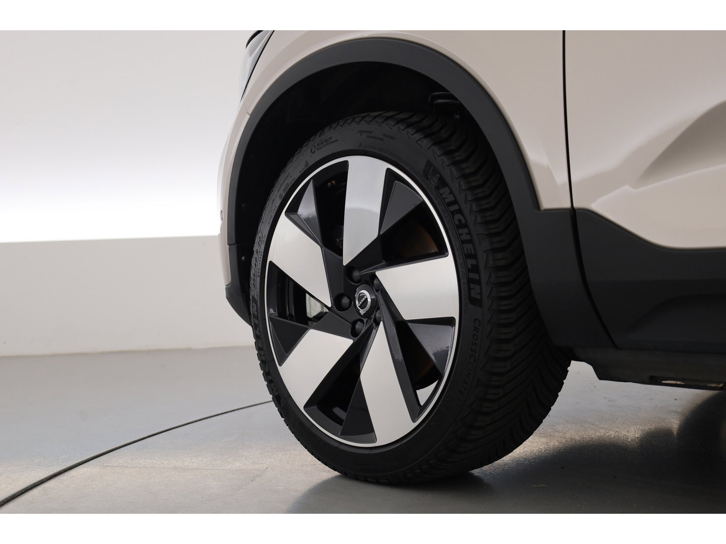 Volvo XC40 Recharge Twin 408PK Ultimate | Pano-dak | Trekhaak | 360 camera |Stoel + stuurverw. | Warmtepomp |