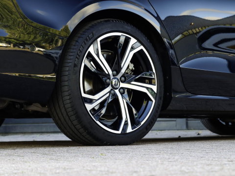 Volvo V60 T6 PHEV 350PK AWD Plus Dark Trekh. 19'' Leer Harman Kardon Thor Lights