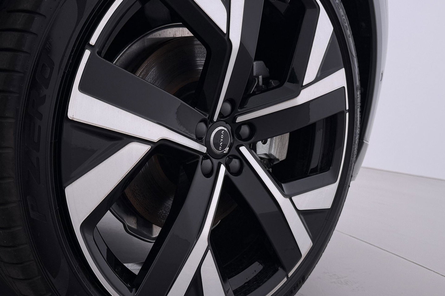Volvo XC60 T6 Plus Black Edition | Harman/Kardon | Pilot Assist | Panoramadak | 360° Camera | Head-Up | Stoel+Stuurverwarming | 21 Inch