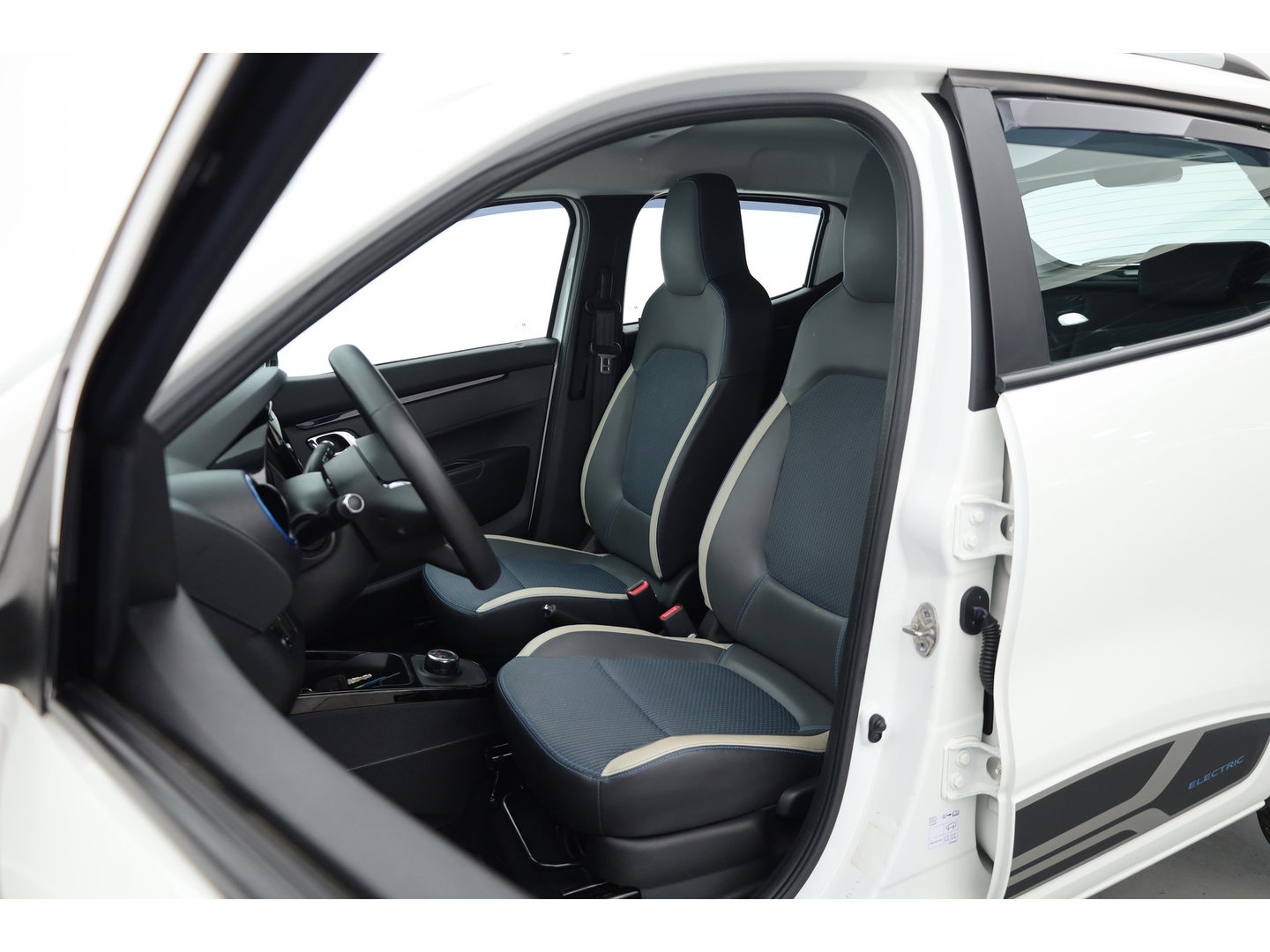 Dacia Spring Comfort 27 kWh | SOH 90% | Rijklaar! | All Season | Bluetooth | Airco | 14''