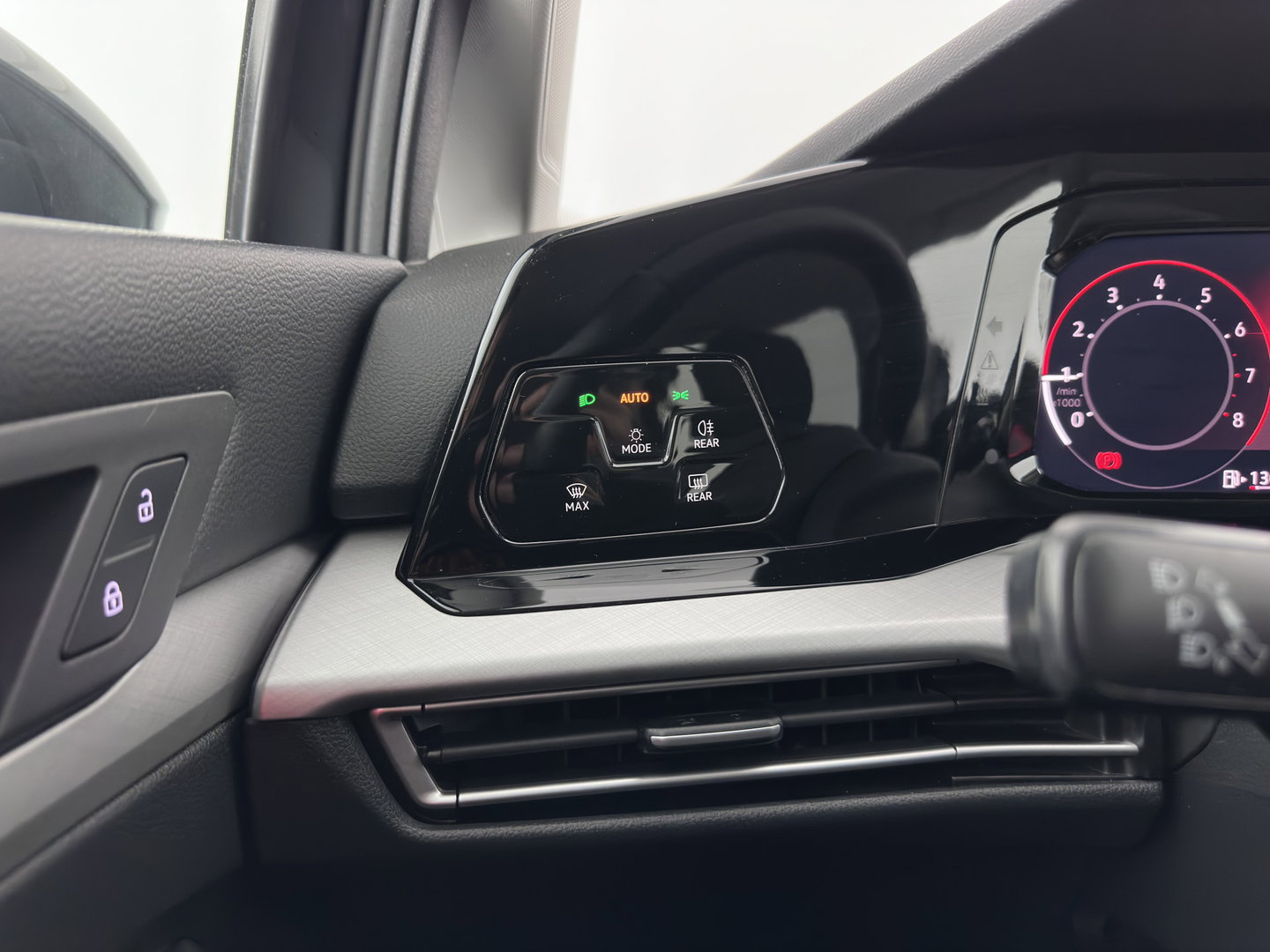 Volkswagen Golf 1.0 TSI Life *FULL-LED | ADAPTIVE-CRUISE | DIGI-COCKPIT | NAVI-FULLMAP | AMBIENT-LIGHT | COMFORT-SEATS | CAMERA | KEYLESS | DAB+ | PRIVACY-GLASS | ECC | PDC | 17''ALU*