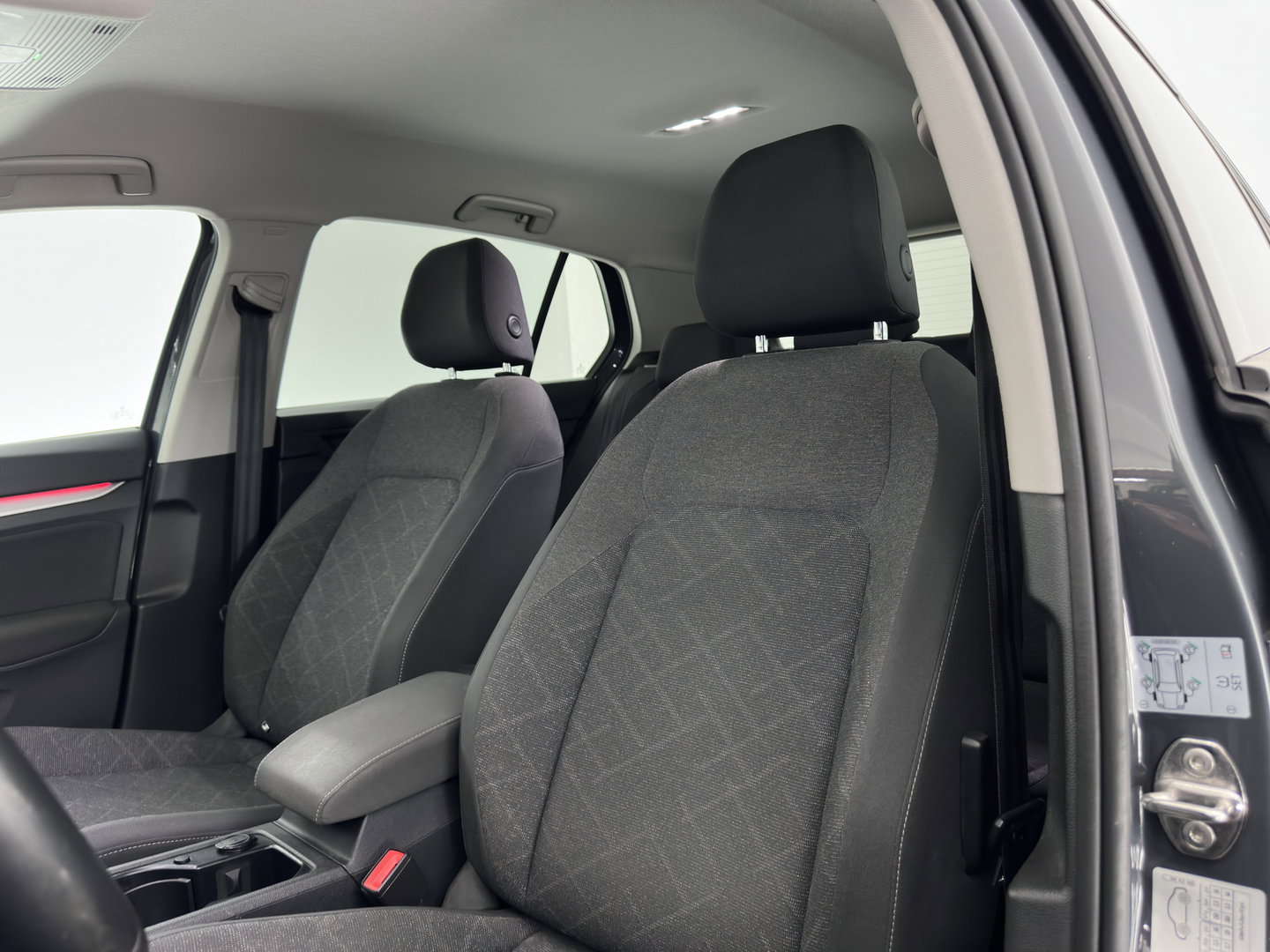 Volkswagen Golf 1.0 TSI Life *FULL-LED | ADAPTIVE-CRUISE | DIGI-COCKPIT | NAVI-FULLMAP | AMBIENT-LIGHT | COMFORT-SEATS | CAMERA | KEYLESS | DAB+ | PRIVACY-GLASS | ECC | PDC | 17''ALU*