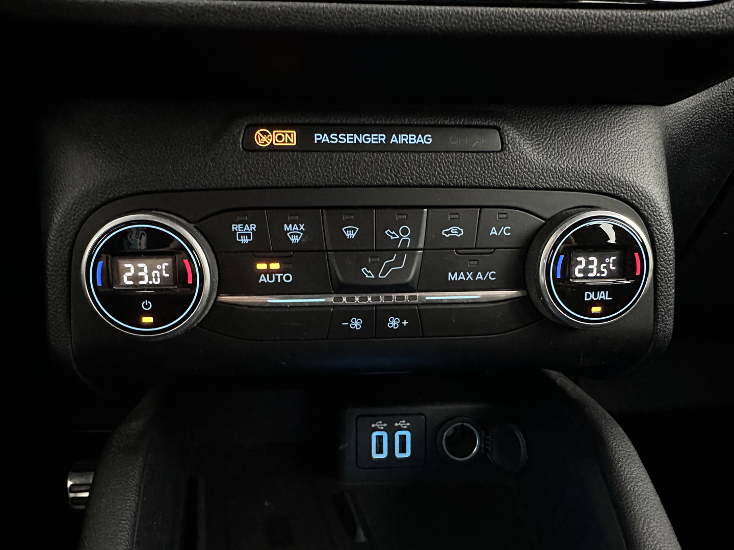 Ford Kuga 1.5 EcoBoost ST-Line (INCL.BTW) *FULL-LED | DIGI-COCKPIT | KEYLESS | DAB | CAMERA | CARPLAY | NAVI-FULLMAP | SPORTSEATS | PRIVACY-GLASS | 18"ALU | TOWBAR*