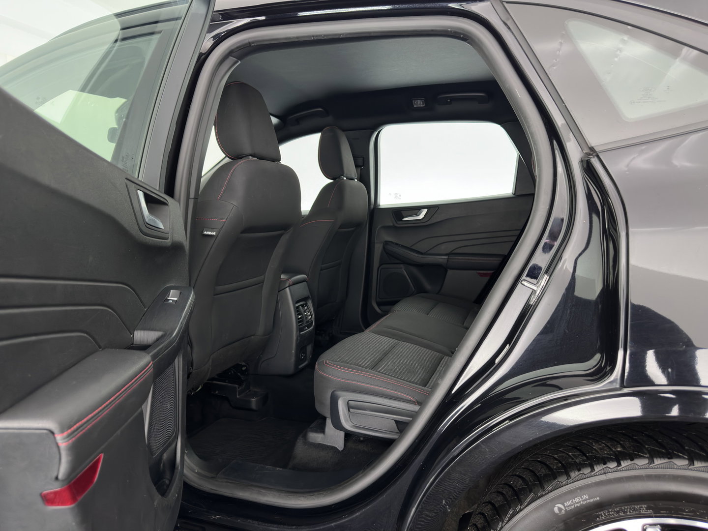 Ford Kuga 1.5 EcoBoost ST-Line (INCL.BTW) *FULL-LED | DIGI-COCKPIT | KEYLESS | DAB | CAMERA | CARPLAY | NAVI-FULLMAP | SPORTSEATS | PRIVACY-GLASS | 18"ALU | TOWBAR*