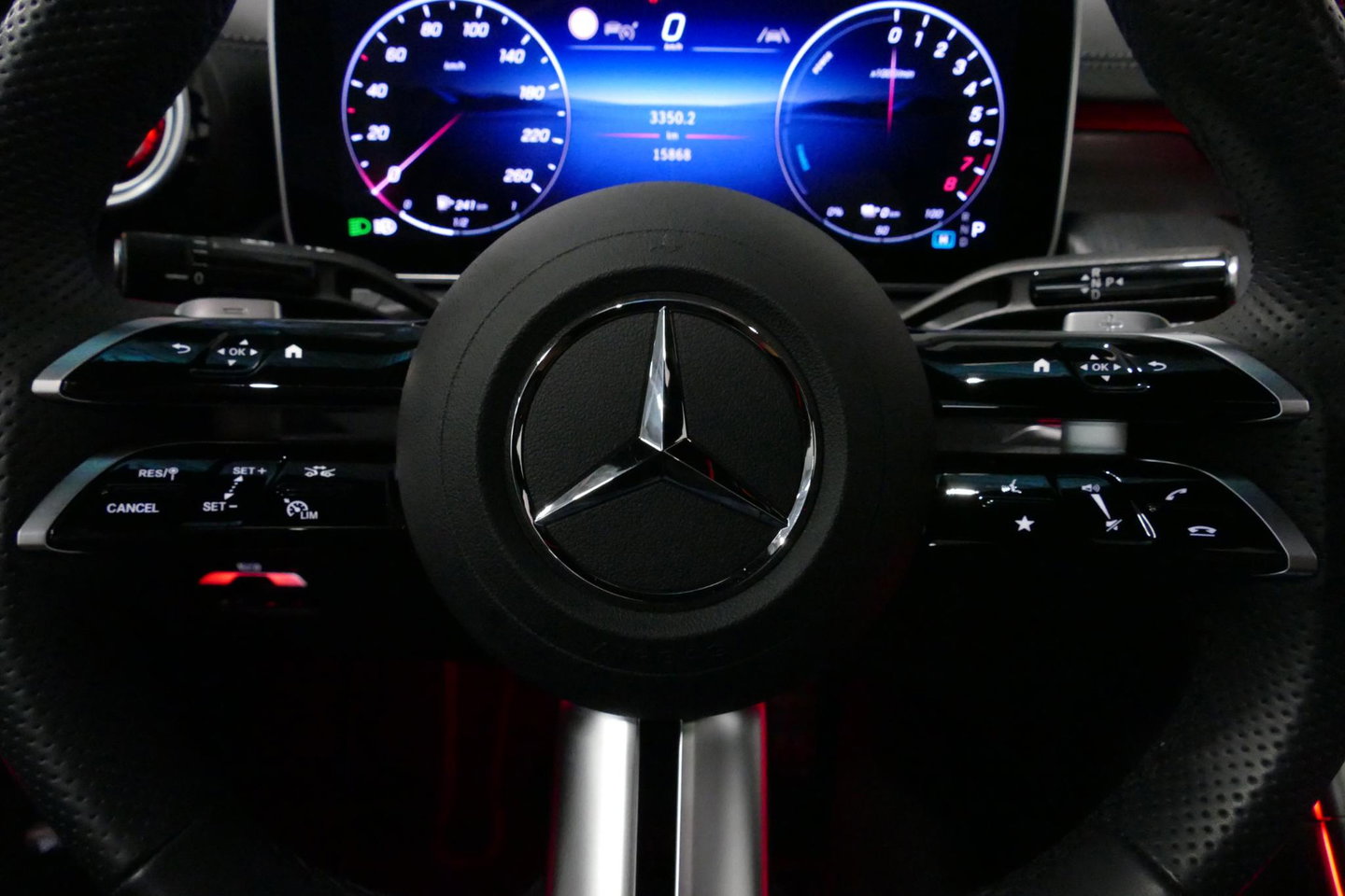 Mercedes-Benz CLE Coupé 300 e AMG Line / CLE 53 AMG Look / CLE 53 AMG Diffuser / Panamericana Grille / Panoramadak / Elektr. verstelbare voorstoelen + memory / Burmester 3D Surround Sound / Rondomzichtcamera / Ambienteverlichting / Digital Light / Stoelverwarming / HUD / 2