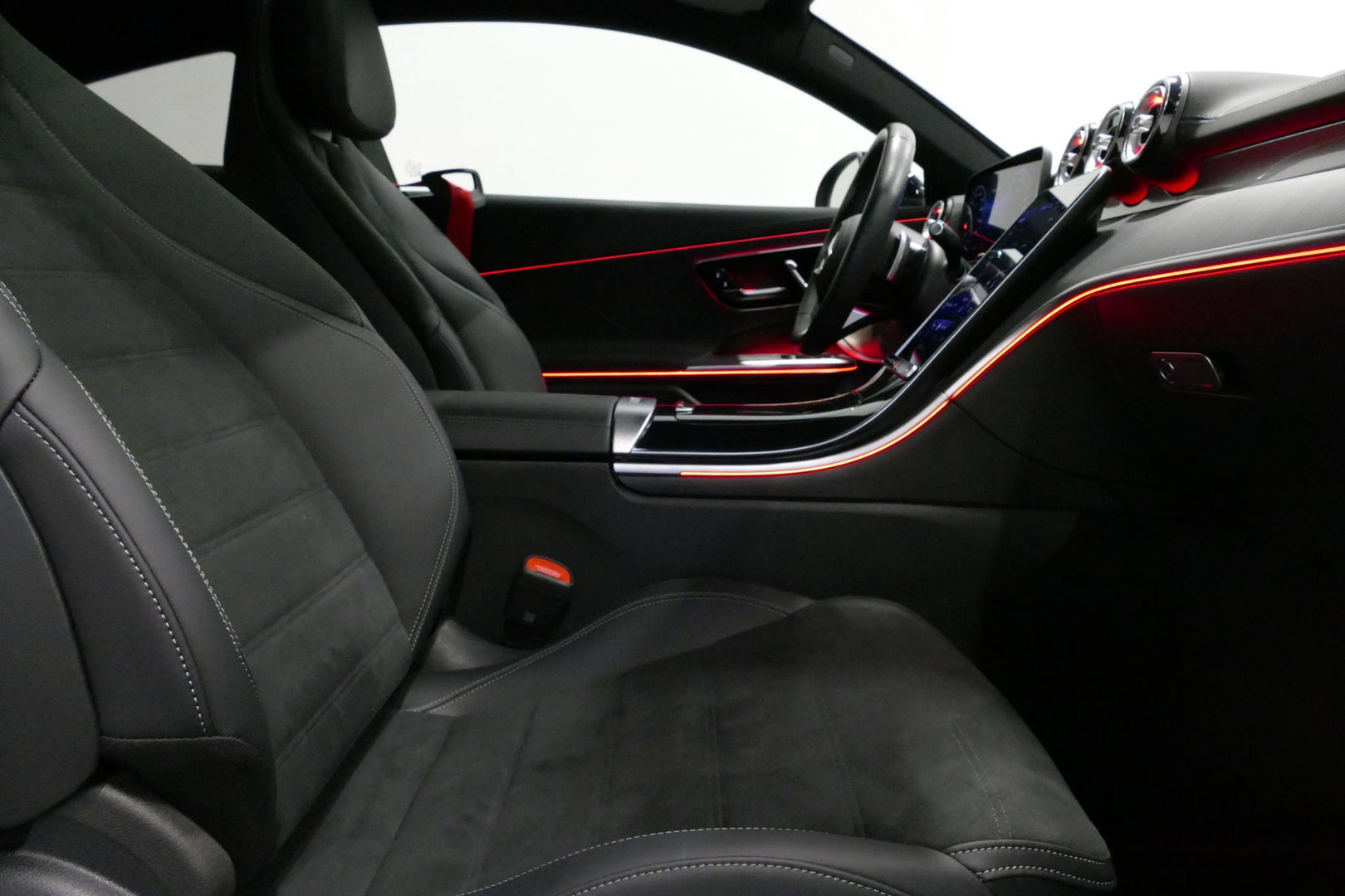 Mercedes-Benz CLE Coupé 300 e AMG Line / CLE 53 AMG Look / CLE 53 AMG Diffuser / Panamericana Grille / Panoramadak / Elektr. verstelbare voorstoelen + memory / Burmester 3D Surround Sound / Rondomzichtcamera / Ambienteverlichting / Digital Light / Stoelverwarming / HUD / 2