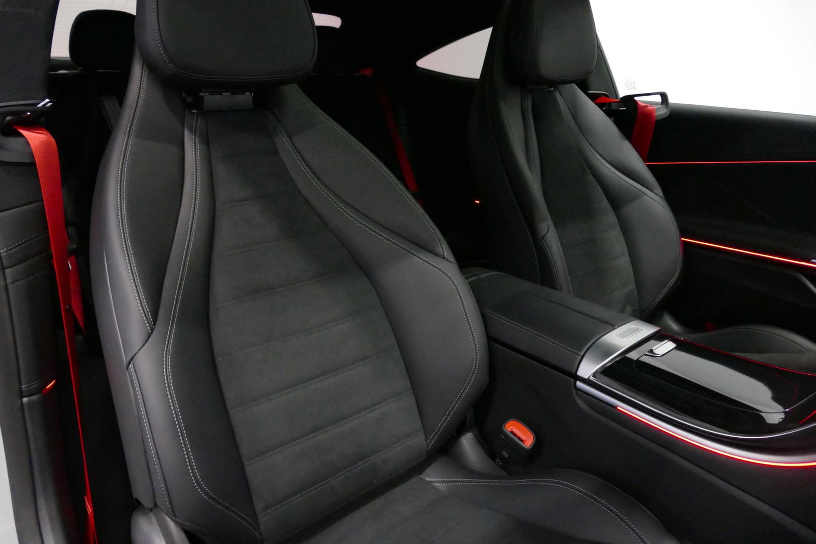 Mercedes-Benz CLE Coupé 300 e AMG Line / CLE 53 AMG Look / CLE 53 AMG Diffuser / Panamericana Grille / Panoramadak / Elektr. verstelbare voorstoelen + memory / Burmester 3D Surround Sound / Rondomzichtcamera / Ambienteverlichting / Digital Light / Stoelverwarming / HUD / 2