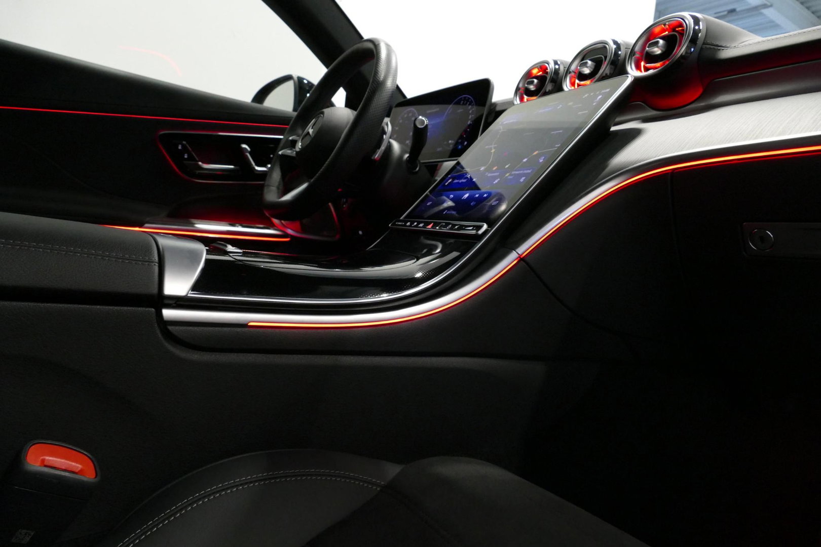 Mercedes-Benz CLE Coupé 300 e AMG Line / CLE 53 AMG Look / CLE 53 AMG Diffuser / Panamericana Grille / Panoramadak / Elektr. verstelbare voorstoelen + memory / Burmester 3D Surround Sound / Rondomzichtcamera / Ambienteverlichting / Digital Light / Stoelverwarming / HUD / 2