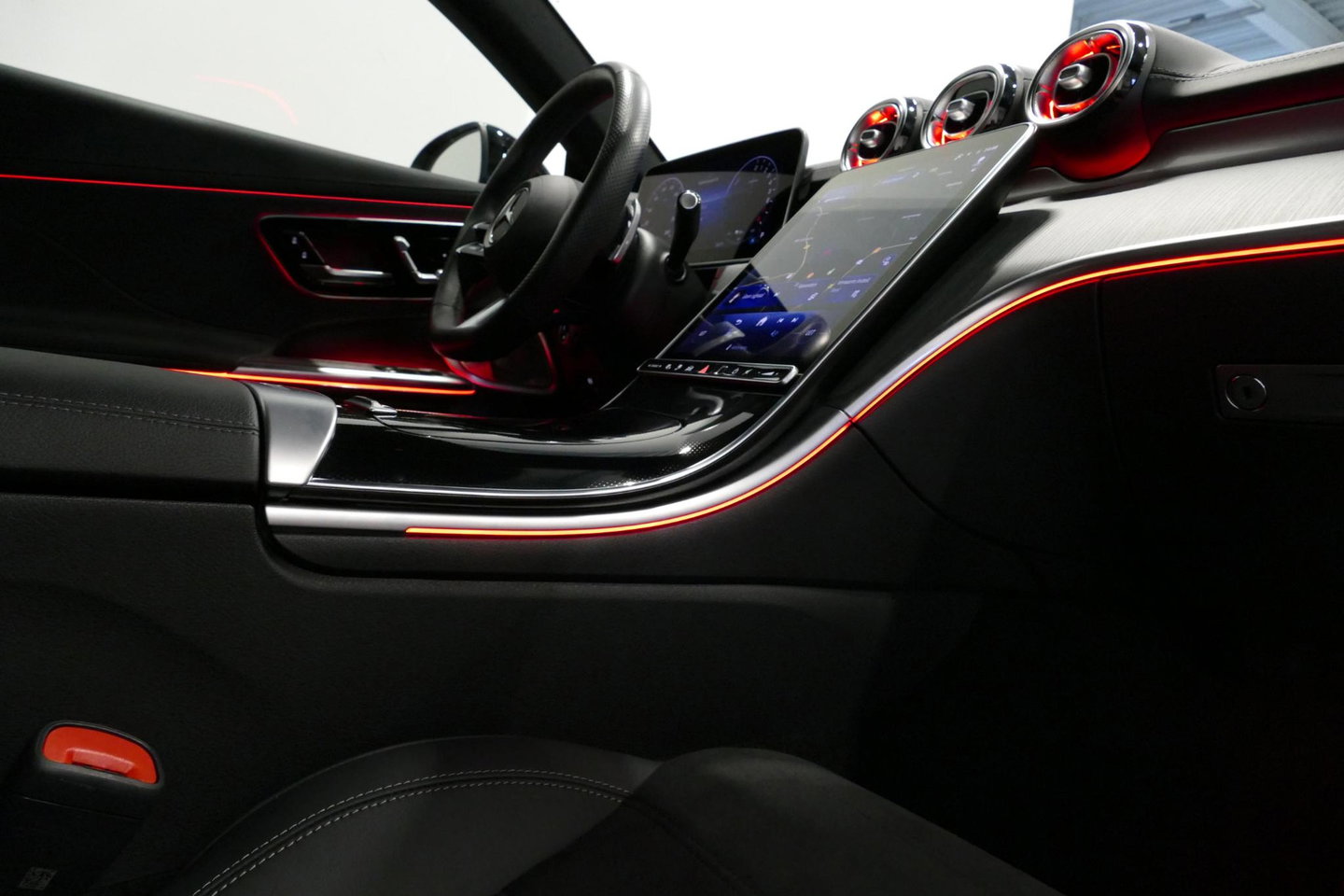Mercedes-Benz CLE Coupé 300 e AMG Line / CLE 53 AMG Look / CLE 53 AMG Diffuser / Panamericana Grille / Panoramadak / Elektr. verstelbare voorstoelen + memory / Burmester 3D Surround Sound / Rondomzichtcamera / Ambienteverlichting / Digital Light / Stoelverwarming / HUD / 2