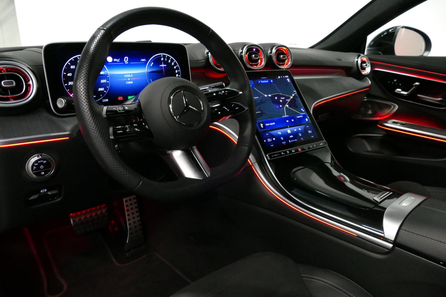 Mercedes-Benz CLE Coupé 300 e AMG Line / CLE 53 AMG Look / CLE 53 AMG Diffuser / Panamericana Grille / Panoramadak / Elektr. verstelbare voorstoelen + memory / Burmester 3D Surround Sound / Rondomzichtcamera / Ambienteverlichting / Digital Light / Stoelverwarming / HUD / 2