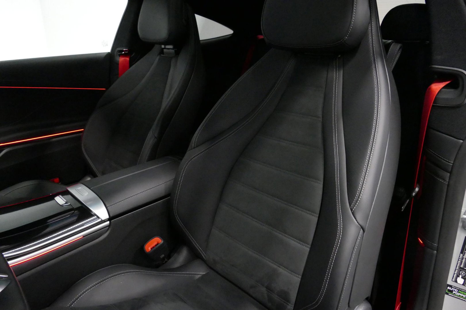 Mercedes-Benz CLE Coupé 300 e AMG Line / CLE 53 AMG Look / CLE 53 AMG Diffuser / Panamericana Grille / Panoramadak / Elektr. verstelbare voorstoelen + memory / Burmester 3D Surround Sound / Rondomzichtcamera / Ambienteverlichting / Digital Light / Stoelverwarming / HUD / 2