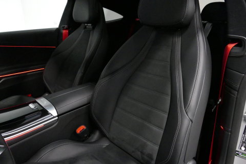 Mercedes-Benz CLE Coupé 300 e AMG Line / CLE 53 AMG Look / CLE 53 AMG Diffuser / Panamericana Grille / Panoramadak / Elektr. verstelbare voorstoelen + memory / Burmester 3D Surround Sound / Rondomzichtcamera / Ambienteverlichting / Digital Light / Stoelverwarming / HUD / 2