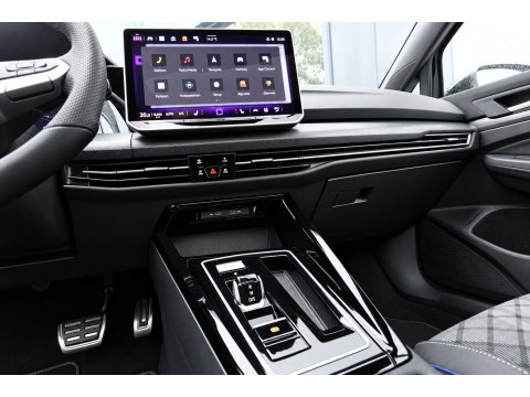 Volkswagen Golf 1.5 eTSI R-Line Edition PANO KEYLESS HUD