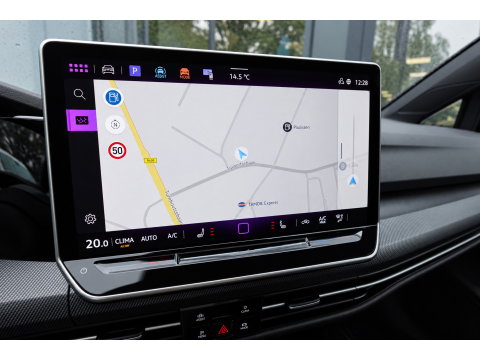 Volkswagen Golf 1.5 eTSI R-Line Edition PANO KEYLESS HUD