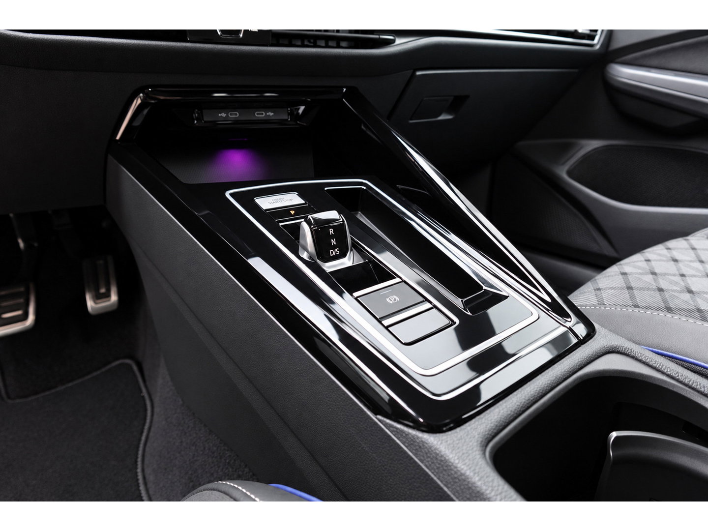 Volkswagen Golf 1.5 eTSI R-Line Edition PANO KEYLESS HUD