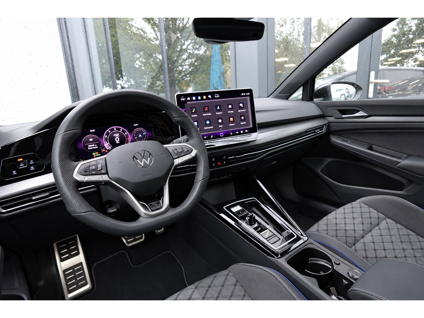 Volkswagen Golf 1.5 eTSI R-Line Edition PANO KEYLESS HUD