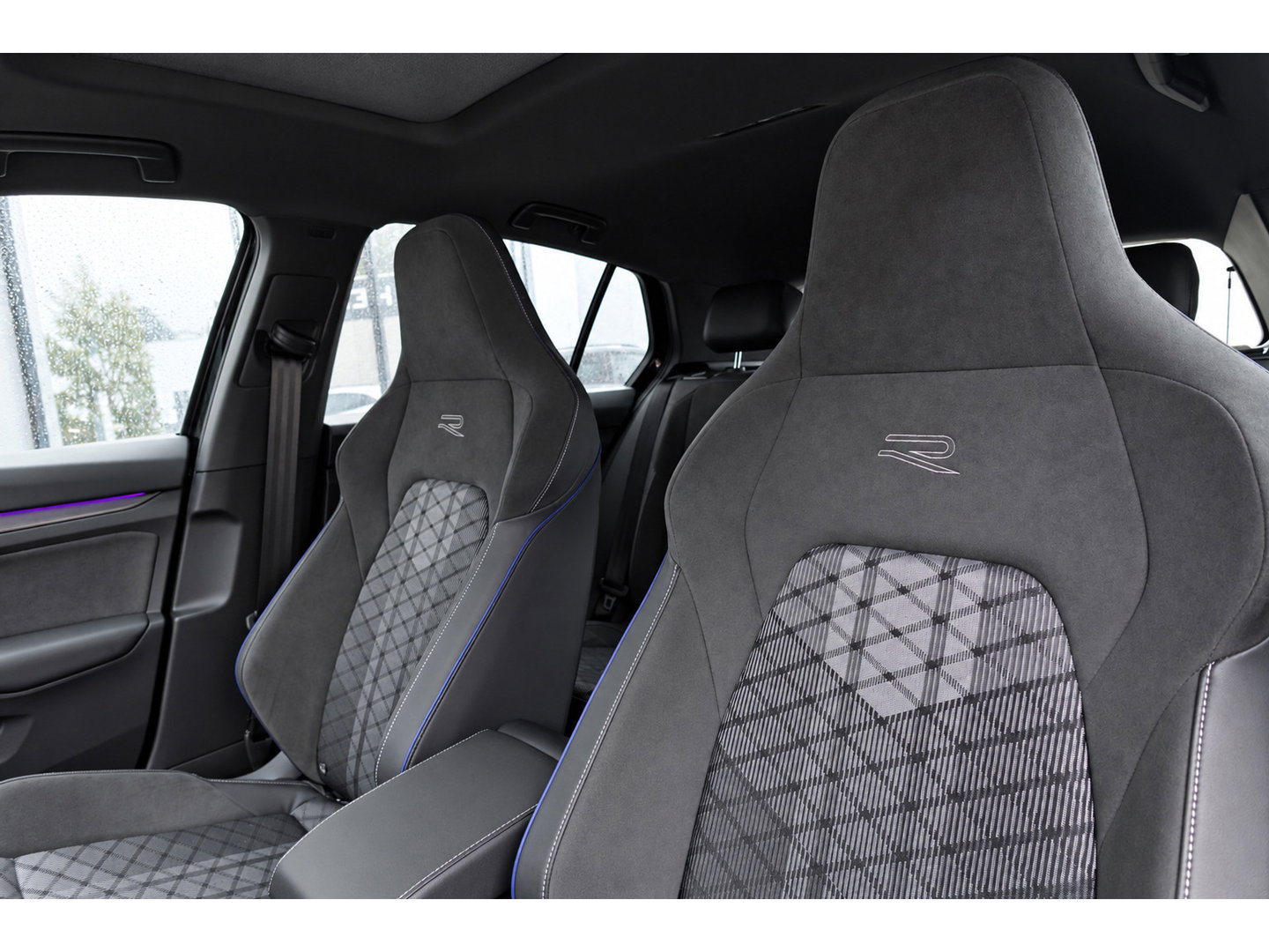 Volkswagen Golf 1.5 eTSI R-Line Edition PANO KEYLESS HUD