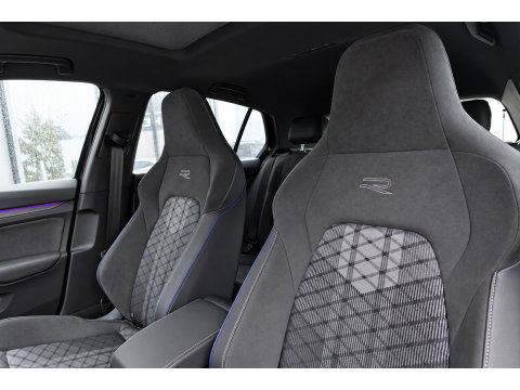 Volkswagen Golf 1.5 eTSI R-Line Edition PANO KEYLESS HUD