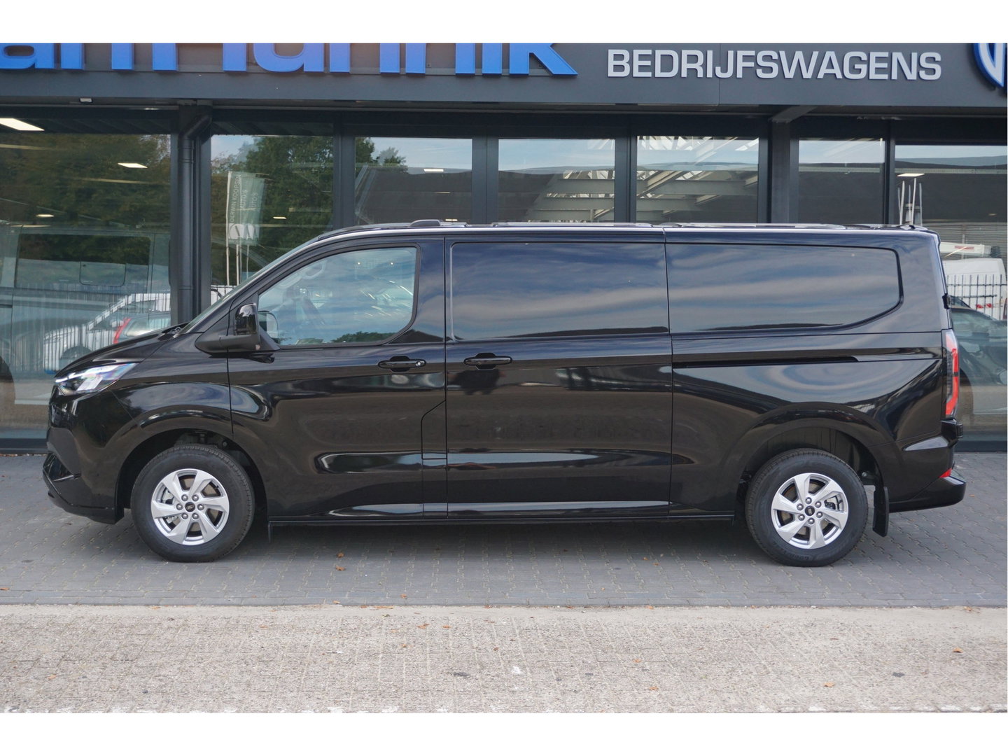 Ford E-Transit Custom 320L 218PK 71KWH AWD Limited Elektrisch AUT BPM VRIJ!! Apple CP/Android A, LED, Trekhaak, 2x Schuifdeur!! NR. EC50