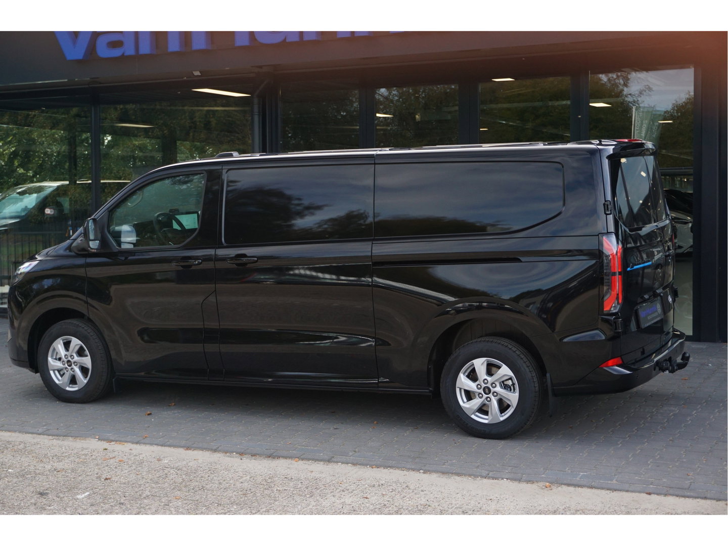 Ford E-Transit Custom 320L 218PK 71KWH AWD Limited Elektrisch AUT BPM VRIJ!! Apple CP/Android A, LED, Trekhaak, 2x Schuifdeur!! NR. EC50