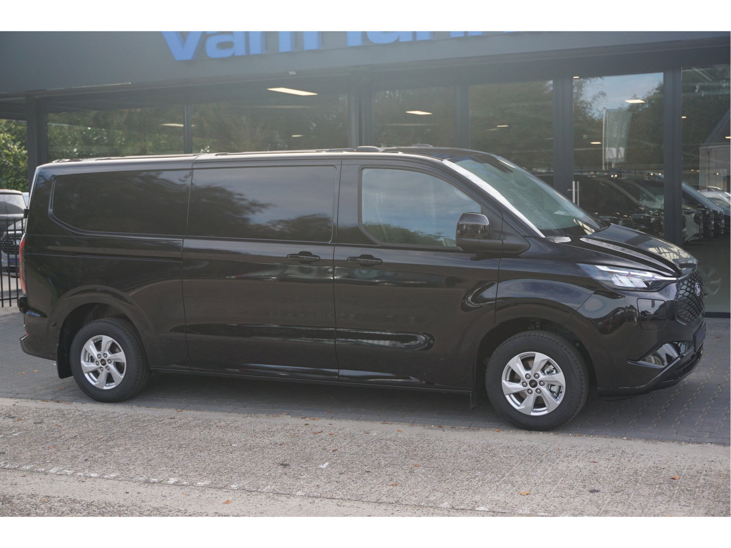 Ford E-Transit Custom 320L 218PK 71KWH AWD Limited Elektrisch AUT BPM VRIJ!! Apple CP/Android A, LED, Trekhaak, 2x Schuifdeur!! NR. EC50