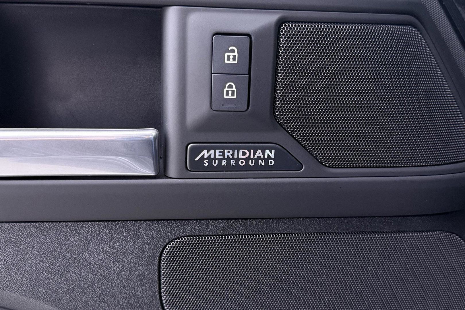 Land Rover Defender 110 P300e X-Dynamic HSE | Meridian Surround | ClearSight | Koelbox | Head-Up | Panoramadak | Trekhaak