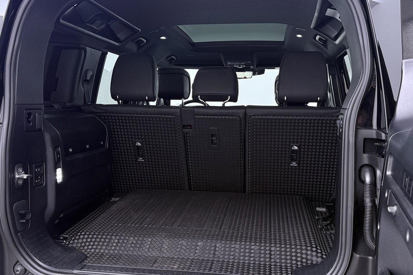Land Rover Defender 110 P300e X-Dynamic HSE | Meridian Surround | ClearSight | Koelbox | Head-Up | Panoramadak | Trekhaak