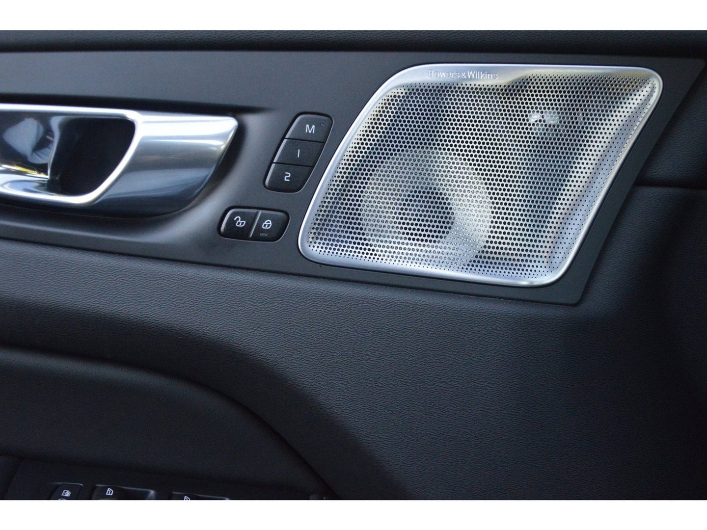 Volvo XC60 T8 Hybrid AWD Ultra Black Edition | Luchtvering | Massage | Ventilatie stoelen | 360° Camera | Head-Up | Trekhaak |