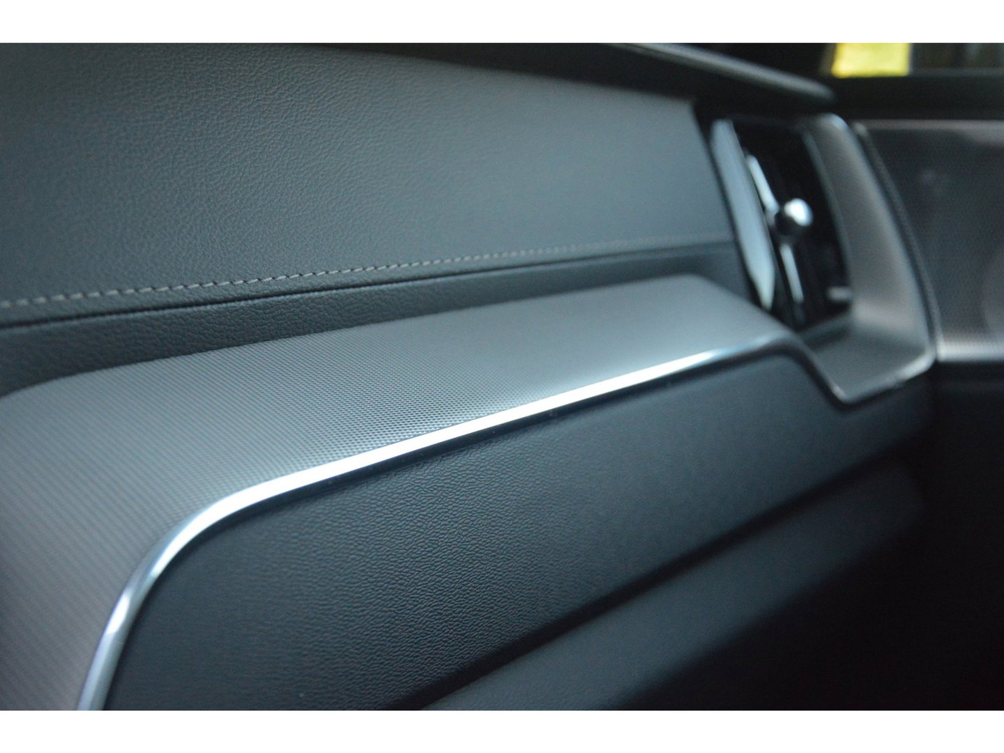 Volvo XC60 T8 Hybrid AWD Ultra Black Edition | Luchtvering | Massage | Ventilatie stoelen | 360° Camera | Head-Up | Trekhaak |