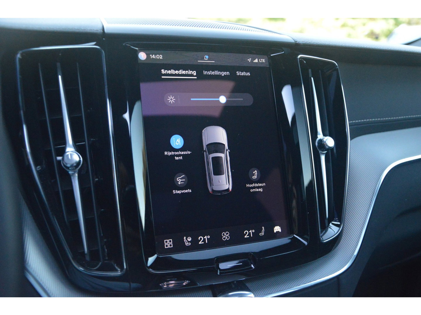 Volvo XC60 T8 Hybrid AWD Ultra Black Edition | Luchtvering | Massage | Ventilatie stoelen | 360° Camera | Head-Up | Trekhaak |