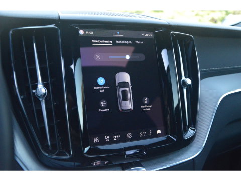 Volvo XC60 T8 Hybrid AWD Ultra Black Edition | Luchtvering | Massage | Ventilatie stoelen | 360° Camera | Head-Up | Trekhaak |